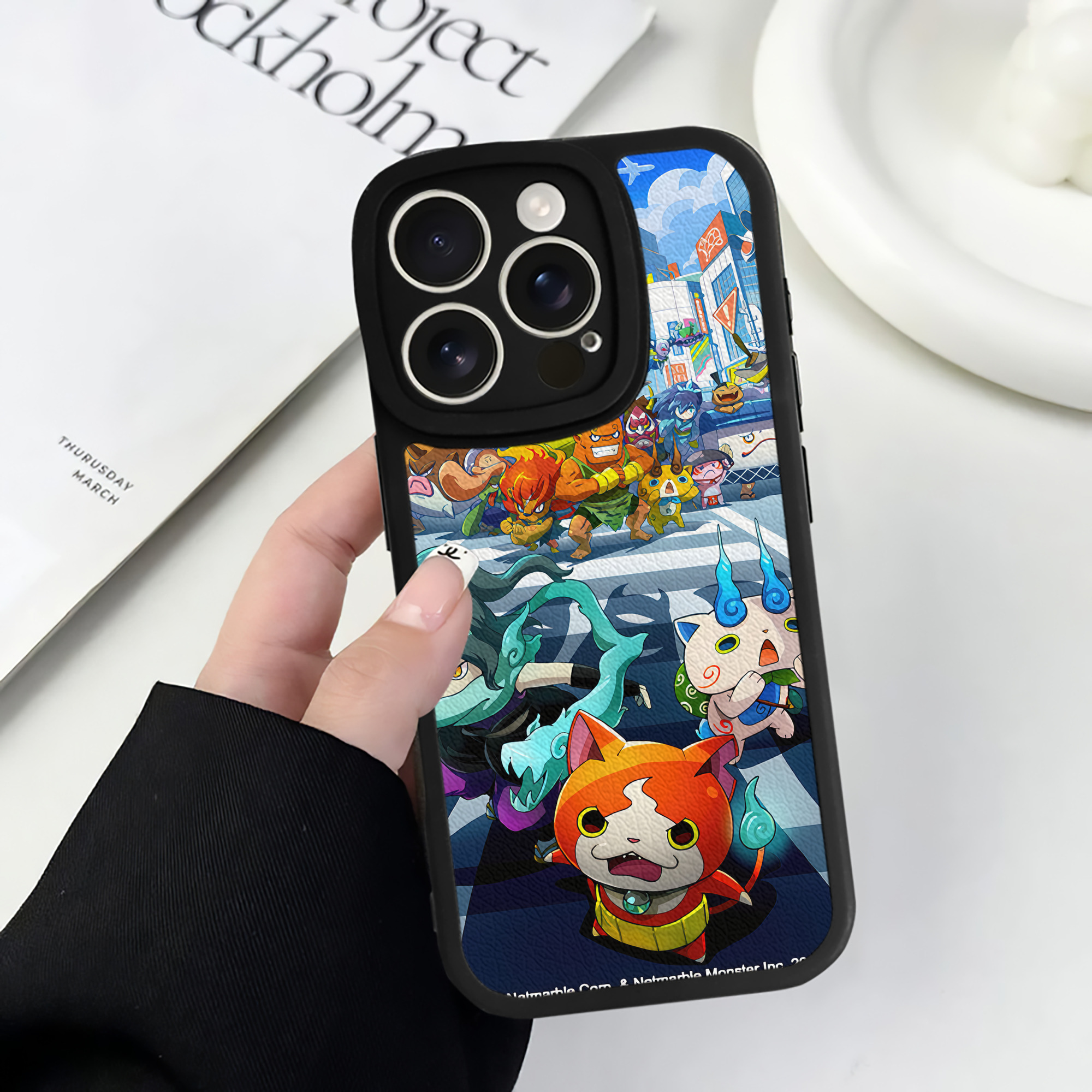 （画像用） 妖怪ウォッチ Yo-kai Watch 【iPhone 16シリーズ対応】シリコンスマホケース（レザー調） 材質：シリコン
